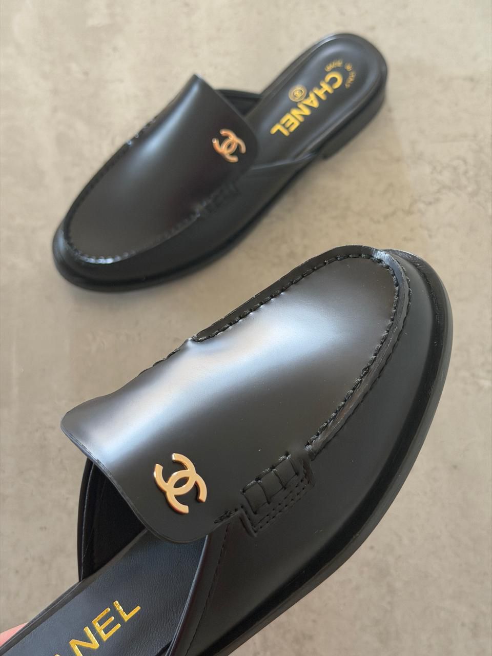 Chanel Mules in Black leather - 4