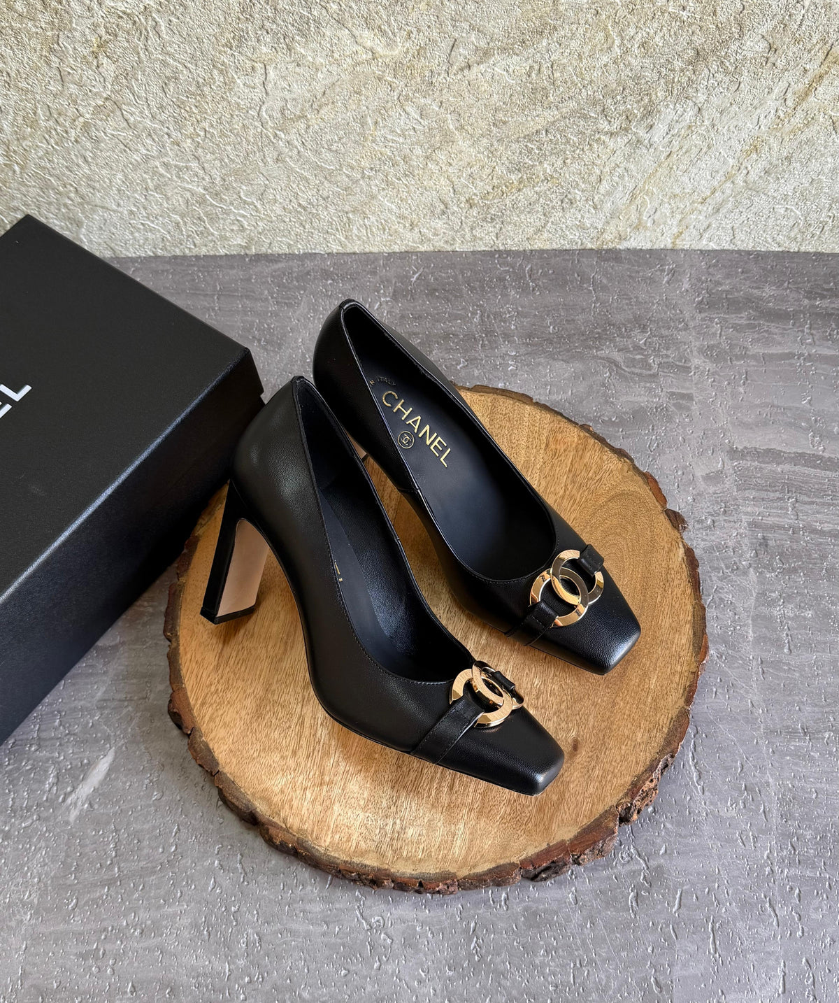 Chanel Pumps in Black Calfskin - 2