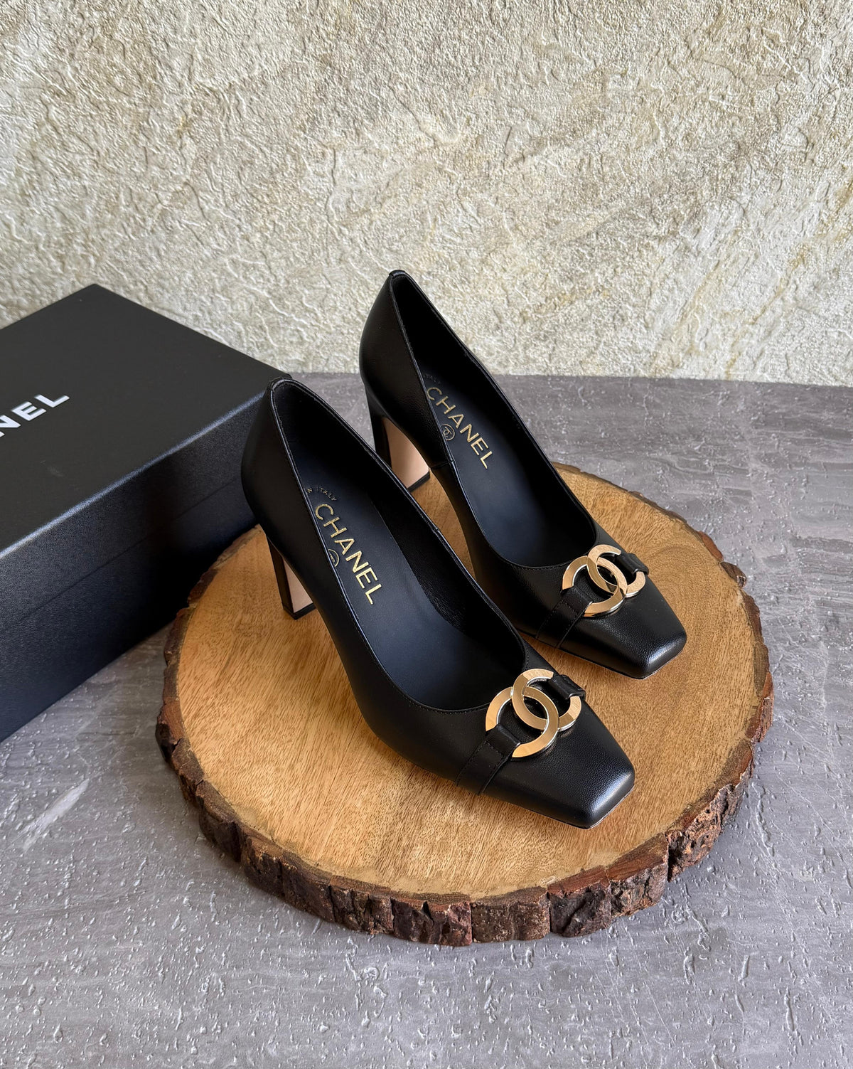 Chanel Pumps in Black Calfskin