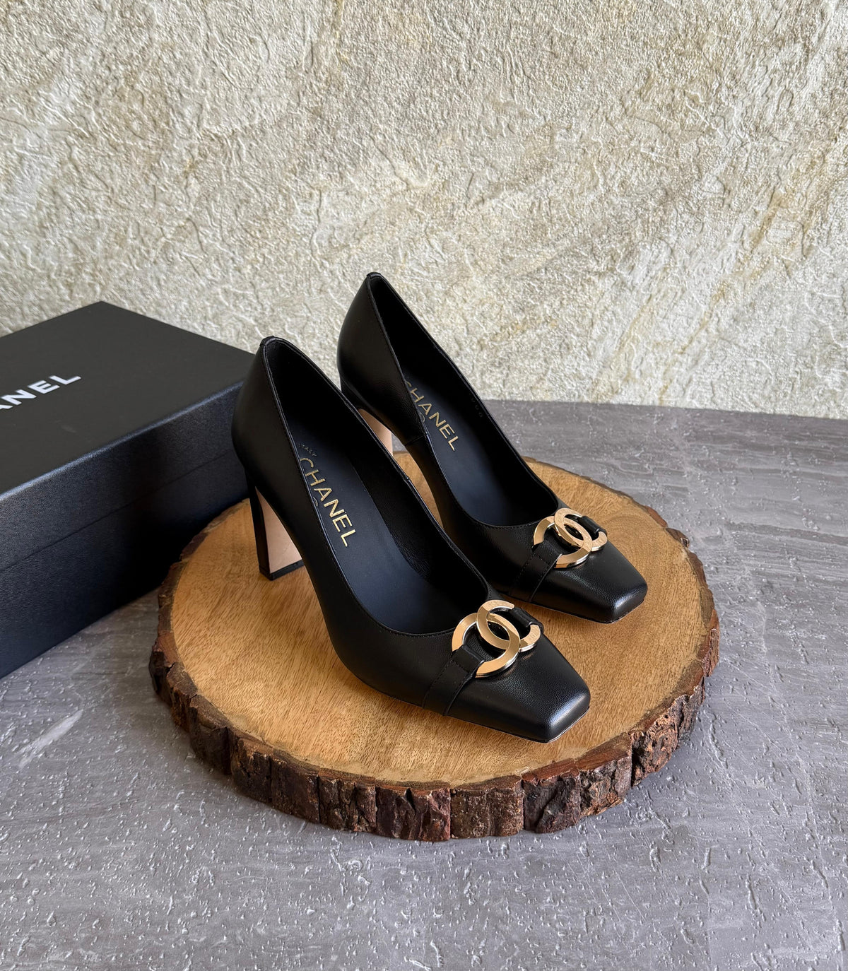 Chanel Pumps in Black Calfskin - 3