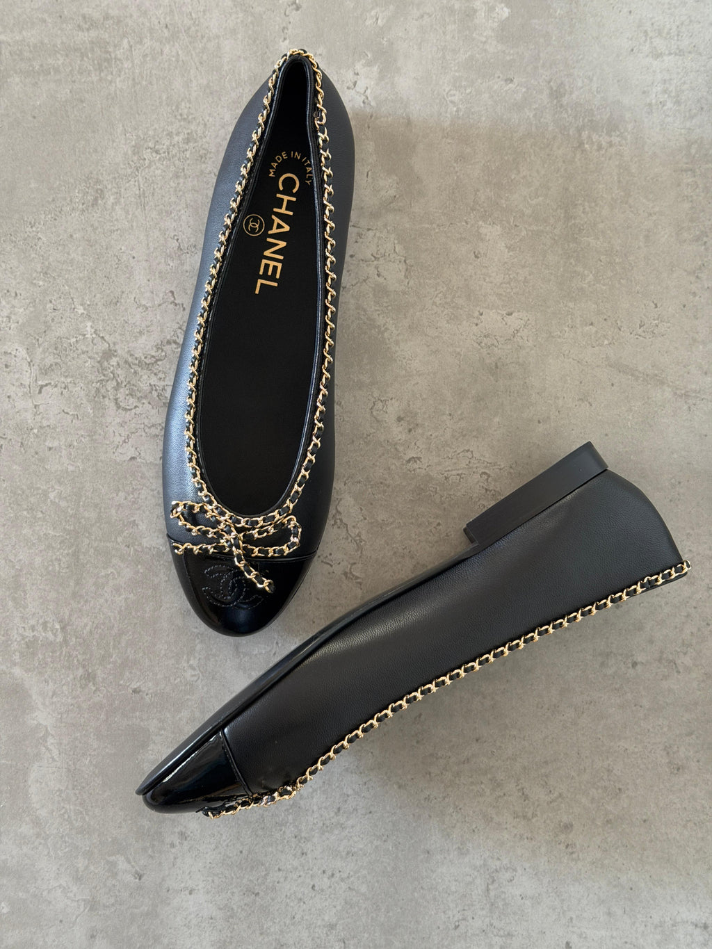 Chanel Ballerinas in Lambskin and Varnished Calfskin - 2