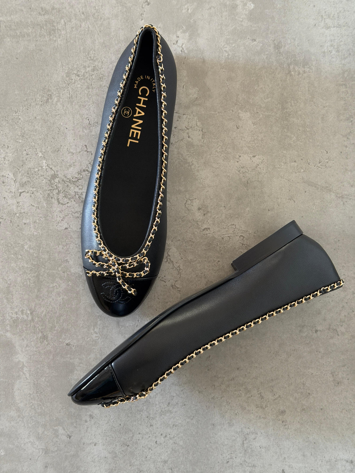 Chanel Ballerinas in Lambskin and Varnished Calfskin - 2