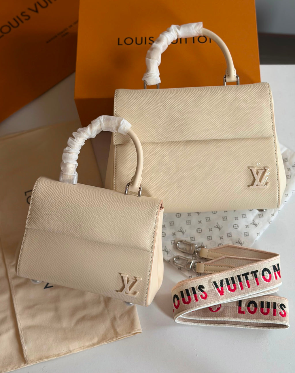 Louis Vuitton Cluny Handbag - 4