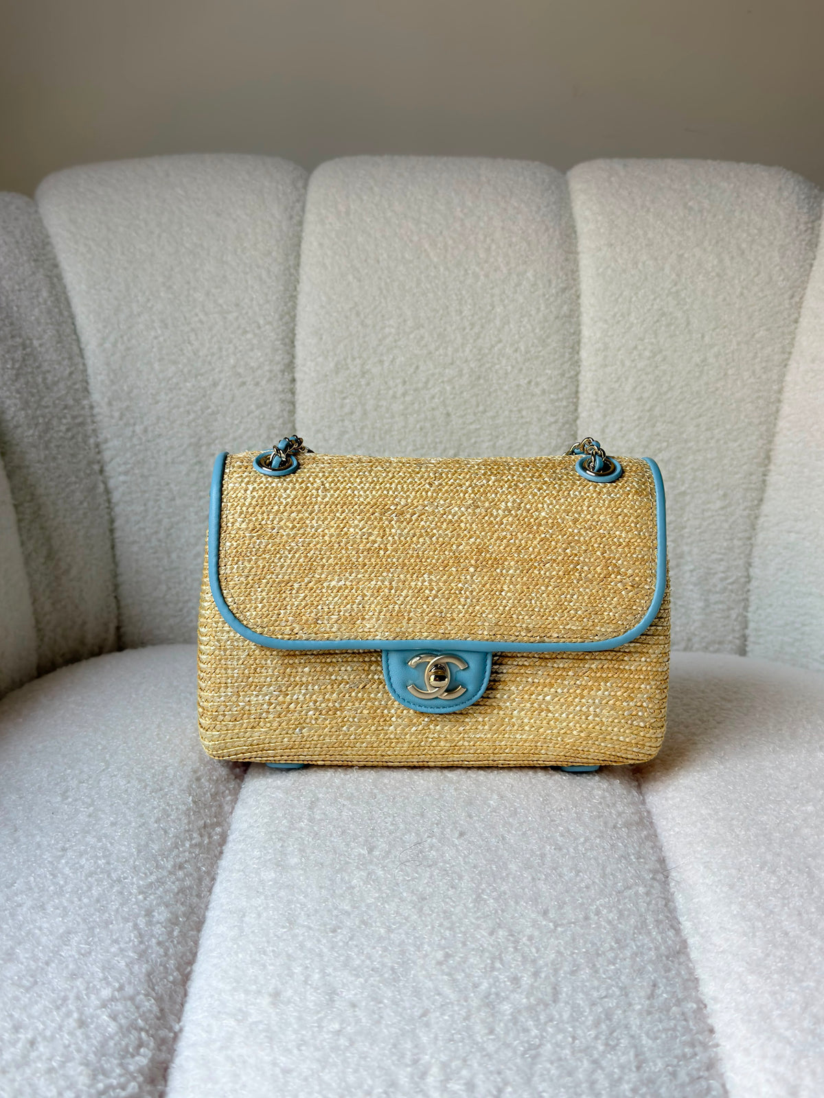 Chanel Flap Bag in Beige Braided Raffia and Black Lambskin (23 Cm) - 2