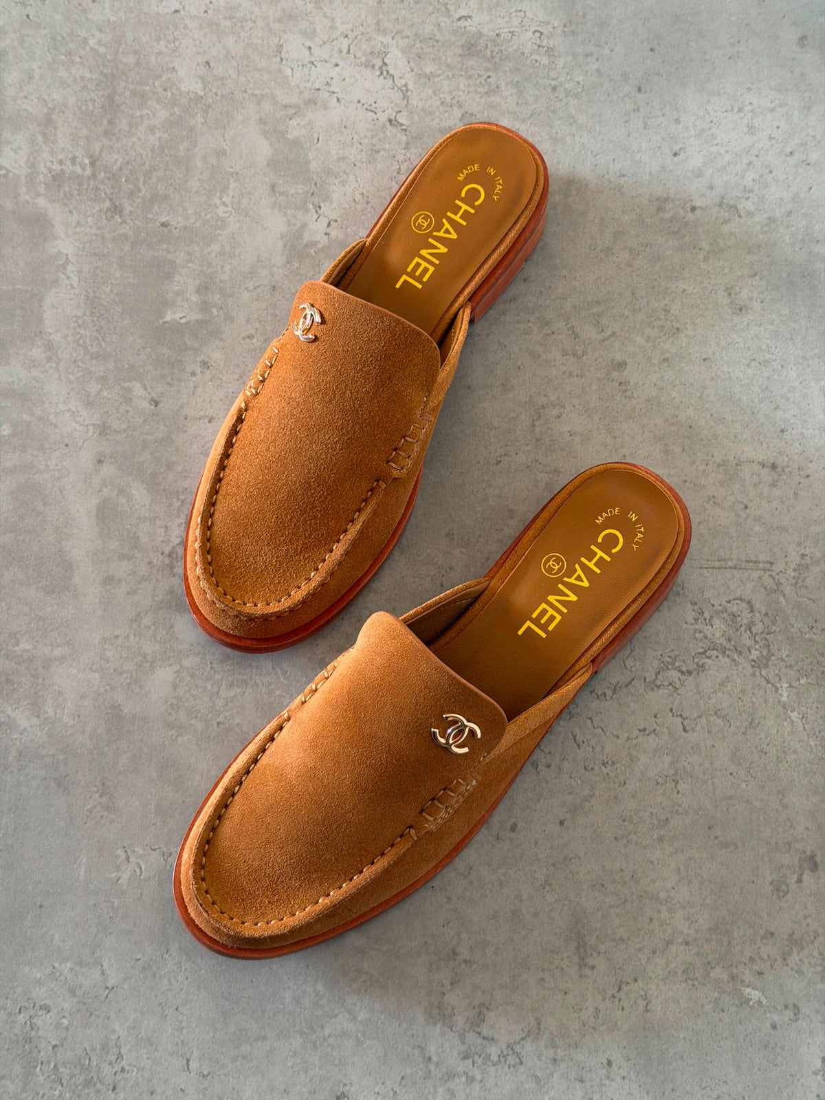 Chanel Mules in Suede Calfskin - 2
