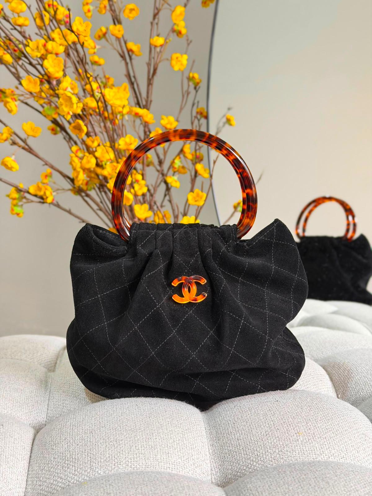 Chanel Mini Pouch in Suede and Tortoise-Shell Effect Plexi - 5
